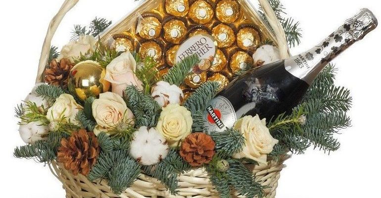 Корзина с цветами Новогодний сюрприз с безалкогольным шампанским